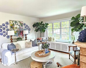 Una Smart TV, una chimenea, libros, un reproductor estéreo