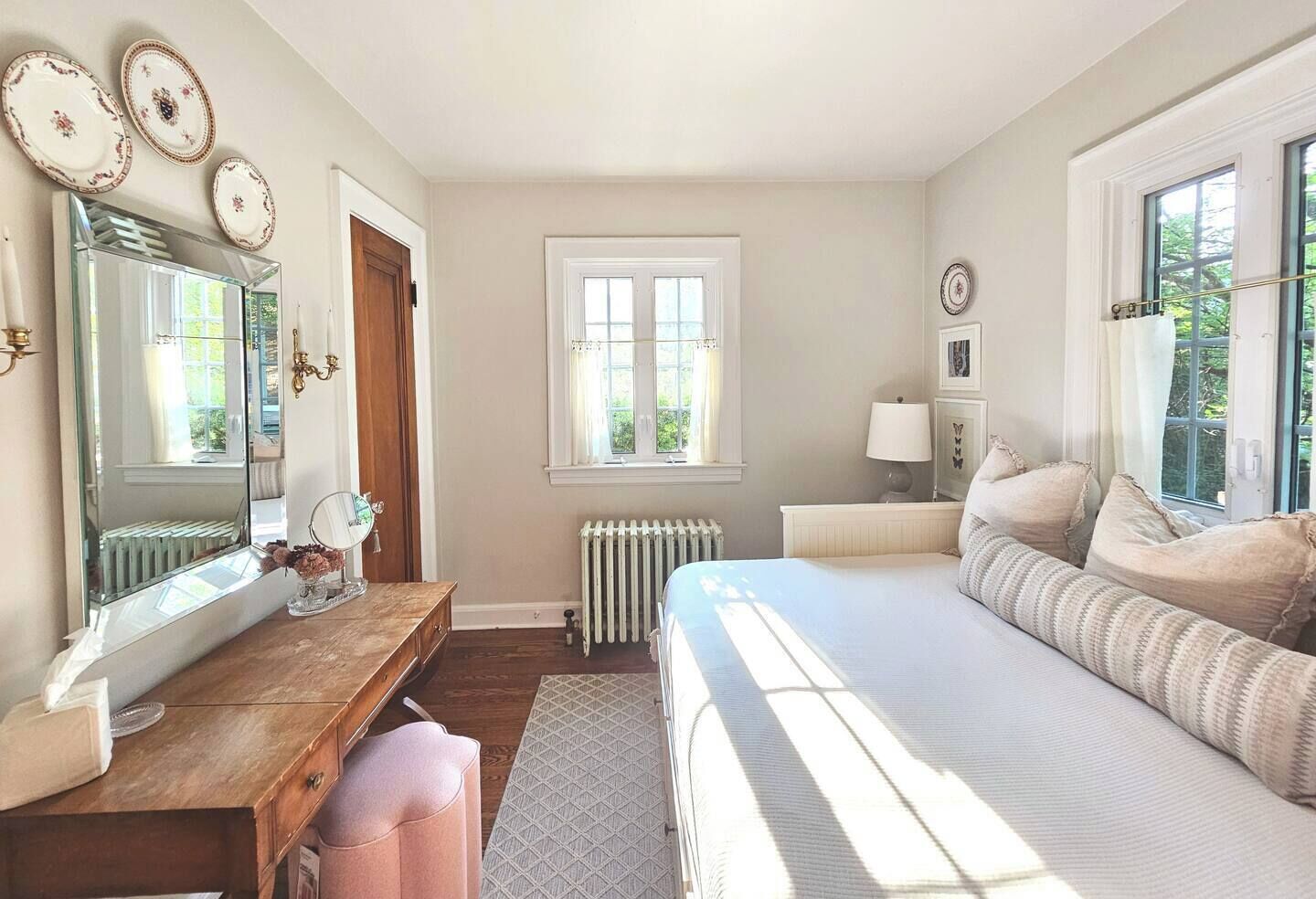 3 chambres, bureau, fer et planche à repasser, lit parapluie