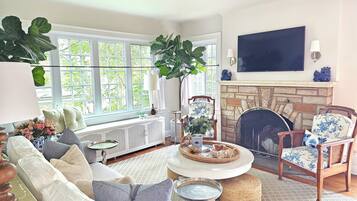 Smart TV, fireplace, books, stereo