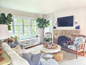 Smart TV, fireplace, books, stereo