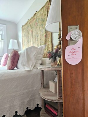 3 bedrooms, desk, iron/ironing board, travel crib