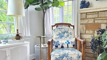 Smart TV, fireplace, books, stereo