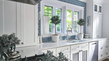 Fridge, oven, stovetop, dishwasher