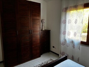 3 bedrooms, iron/ironing board, free WiFi, bed sheets - Quiet accommodation, surrounded by juniper trees a stone's throw from the sea (Stintino)