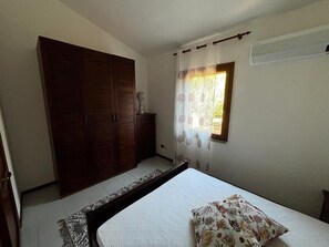 3 bedrooms, iron/ironing board, free WiFi, bed sheets - Quiet accommodation, surrounded by juniper trees a stone's throw from the sea (Stintino)