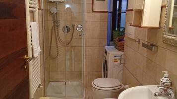 Doccia, set di cortesia gratuito, asciugacapelli, bidet