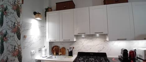 Réfrigérateur, micro-ondes, four, plaque de cuisson