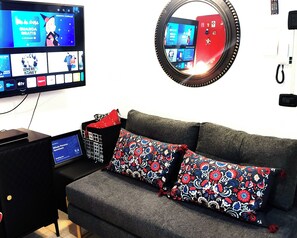 Smart TV, DVD player, books - MILADY - COZY, ROMANTIC APARTMENT IN FLORENCE (Firenze)