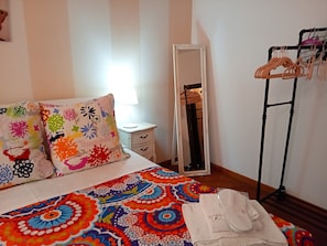 1 chambre, bureau, fer et planche à repasser, lit parapluie