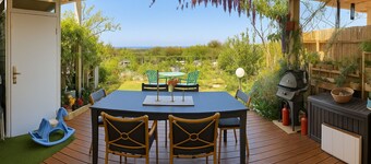 Charming cottage with garden and sea view in area with gym and pool in Caesarea