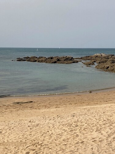 Villa neuve 4 étoiles, 6 à 8 pers, jardin, à 250 m de 2 plages de sable fin.