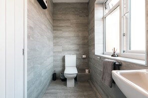 تجهيزات دش، مجففات شعر، مناشف، صابون