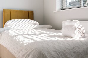 2 عدّة غرف نوم ومكواة/لوح كي وواي فاي مجانًا وملاءات أسرّة