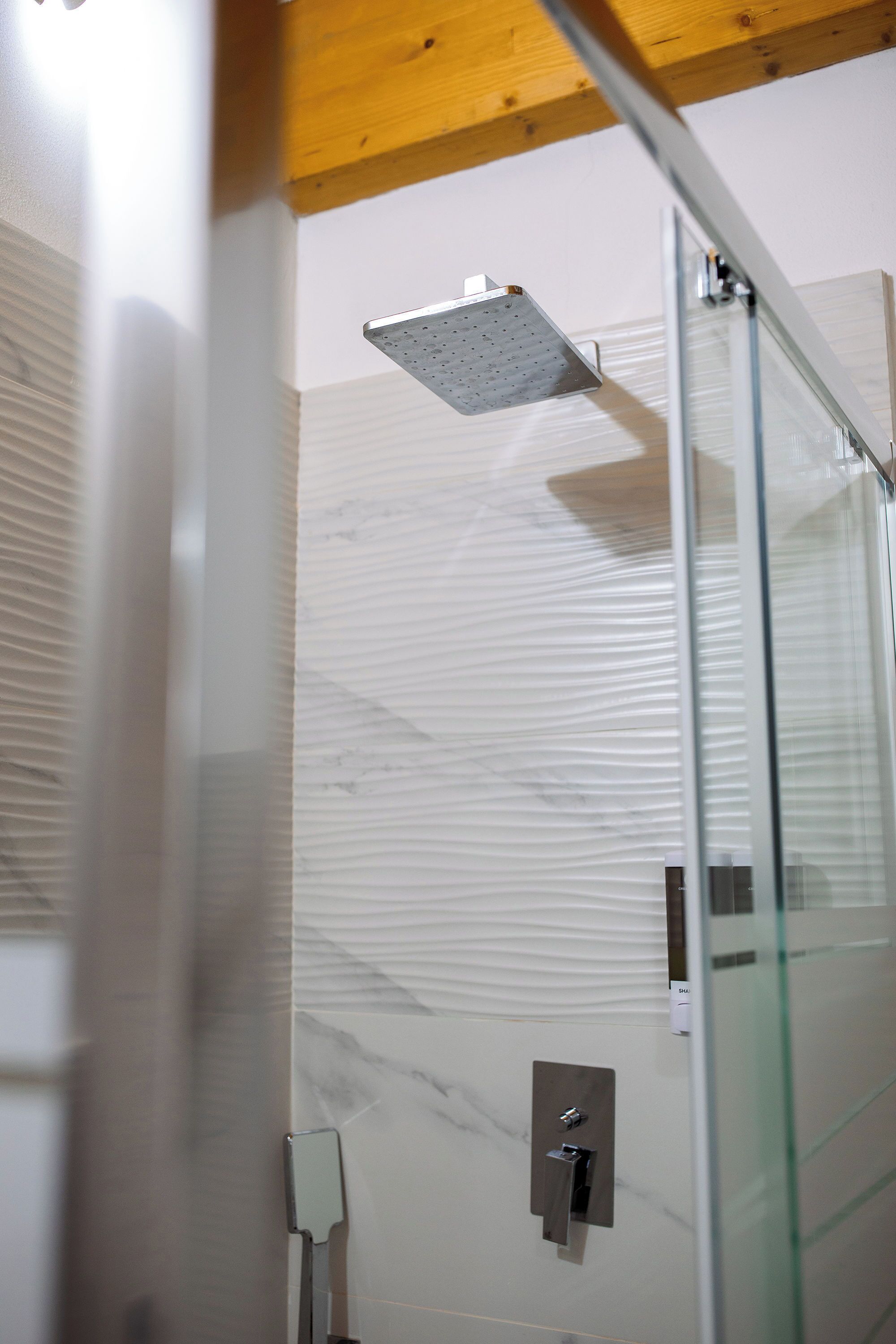 Douche, sèche-cheveux, bidet, serviettes fournies