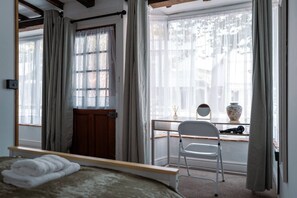 6 bedrooms, desk, iron/ironing board, free WiFi