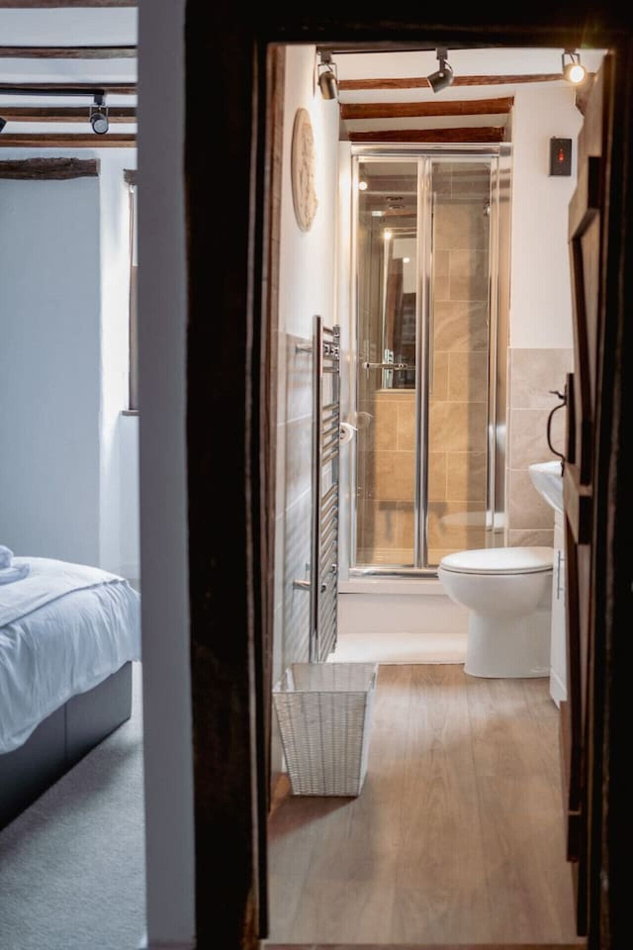 6 bedrooms, desk, iron/ironing board, free WiFi