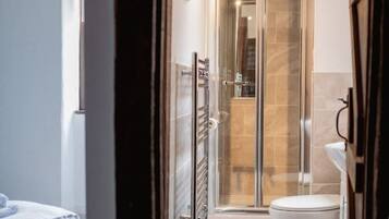 6 bedrooms, desk, iron/ironing board, free WiFi