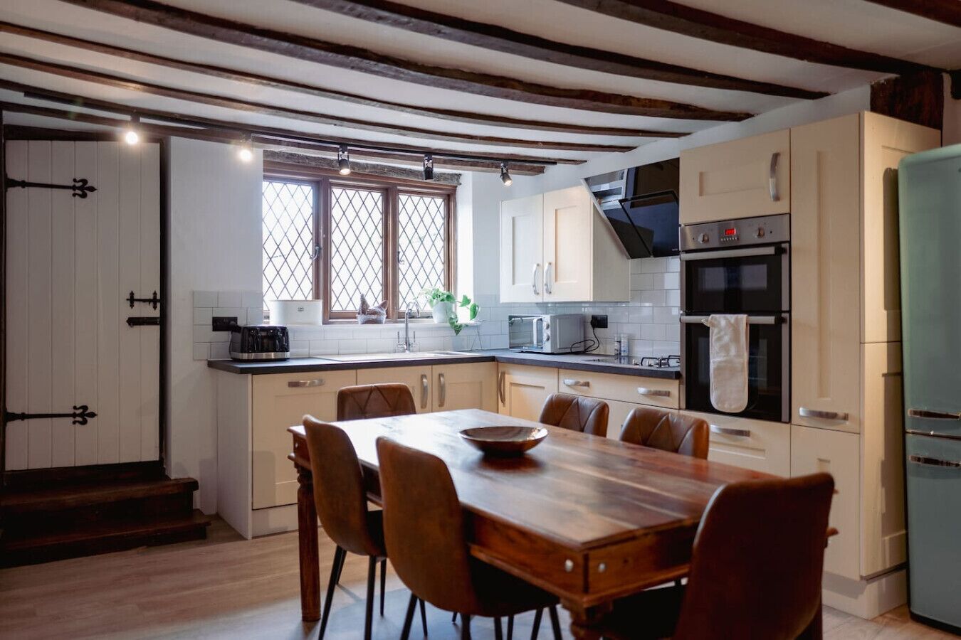 Jääkaappi, mikroaaltouuni, uuni, liesi