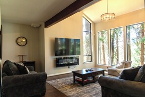 Smart-tv, eldstad och bordsfotboll