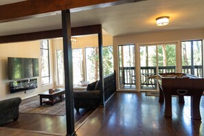 Smart-tv, eldstad och bordsfotboll