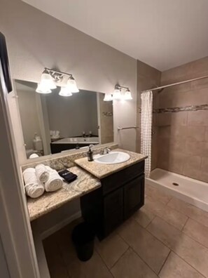 Whirlpool, Haartrockner, Handtücher, Seife