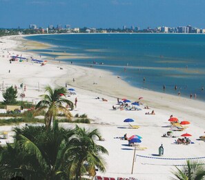 Espreguiçadeiras, toalhas de praia