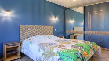 2 bedrooms, desk, iron/ironing board, WiFi