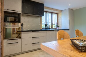 Frigorifero, microonde, forno, piano cottura