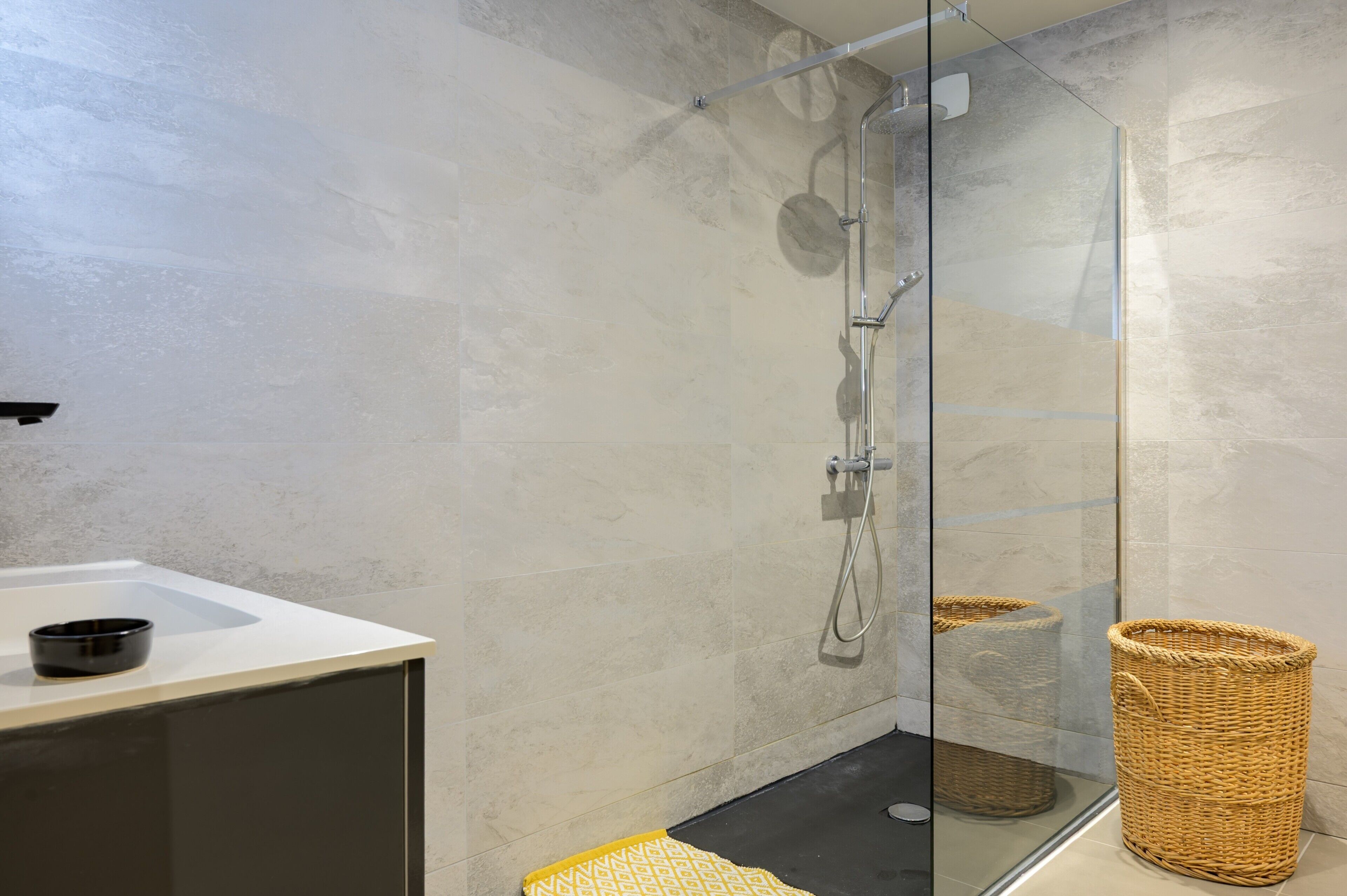 Shower, free toiletries, hair dryer