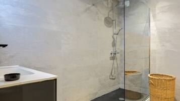 Shower, free toiletries, hair dryer