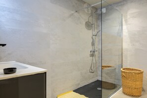 Bruser, gratis toiletartikler, hårtørrer