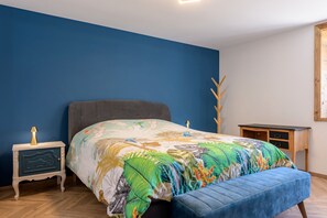 2 bedrooms, iron/ironing board, WiFi