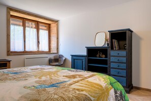 2 bedrooms, iron/ironing board, WiFi