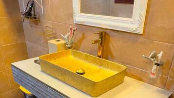 Hiustenkuivaaja, pyyhkeet, saippua, vessapaperi