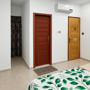 1 bedroom, WiFi - Cozy Modern 1BR & Balcony & AC (Abidjan)