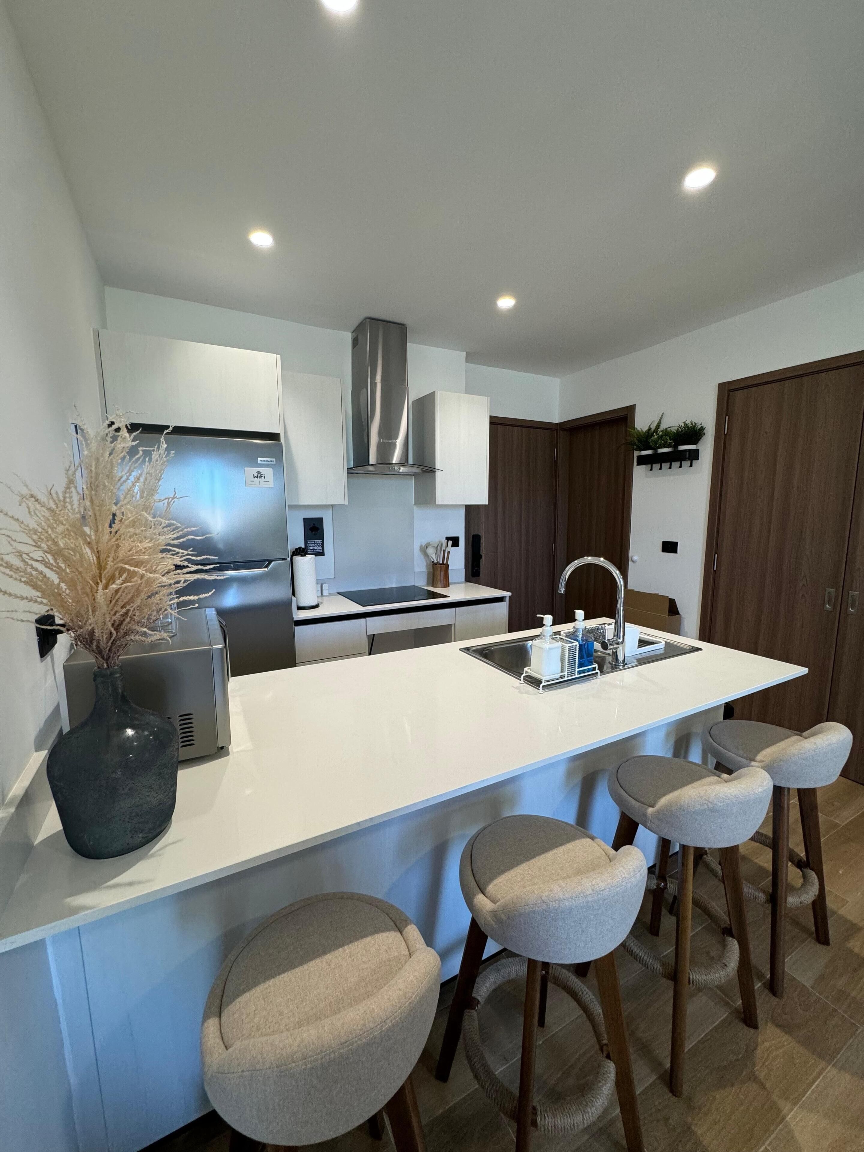 Kühlschrank, Mikrowelle, Herdplatte, Wasserkocher mit Kaffee-/Teezubehör