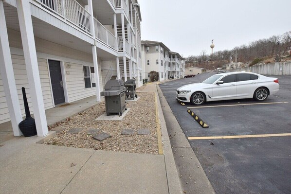A multi-story apartment building with a parking lot. - In the Middle of it All -2 Pools,Grill,Fishing,Boat Launch,Boat rental next door (Osage Beach)