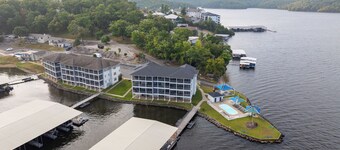 In the Middle of it All -2 Pools,Grill,Fishing,Boat Launch,Boat rental next door