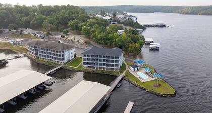 In the Middle of it All -2 Pools,Grill,Fishing,Boat Launch,Boat rental next door