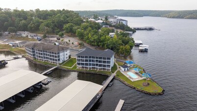 In the Middle of it All -2 Pools,Grill,Fishing,Boat Launch,Boat rental next door