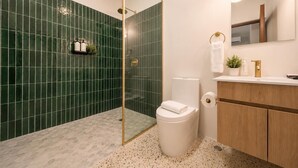Bathroom - Room 1 - Stylish Accessible Suite (San Juan)
