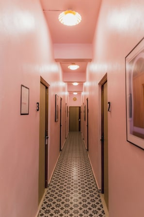 Un pasillo con puertas numeradas 3 y 7, que conducen a habitaciones.