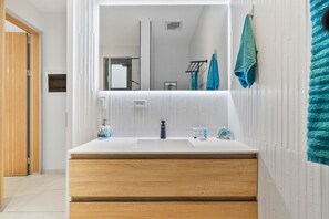 Douche, séchoir à cheveux, serviettes fournies, savon