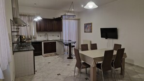 Fridge, oven, stovetop, dishwasher