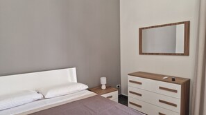 4 bedrooms, iron/ironing board, free WiFi, bed sheets - House historic center Bonfatto (Catania)