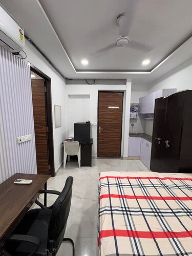 Cozy studio in tranquil New Delhi with AC