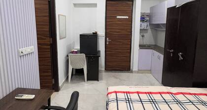 Cozy studio in tranquil New Delhi with AC