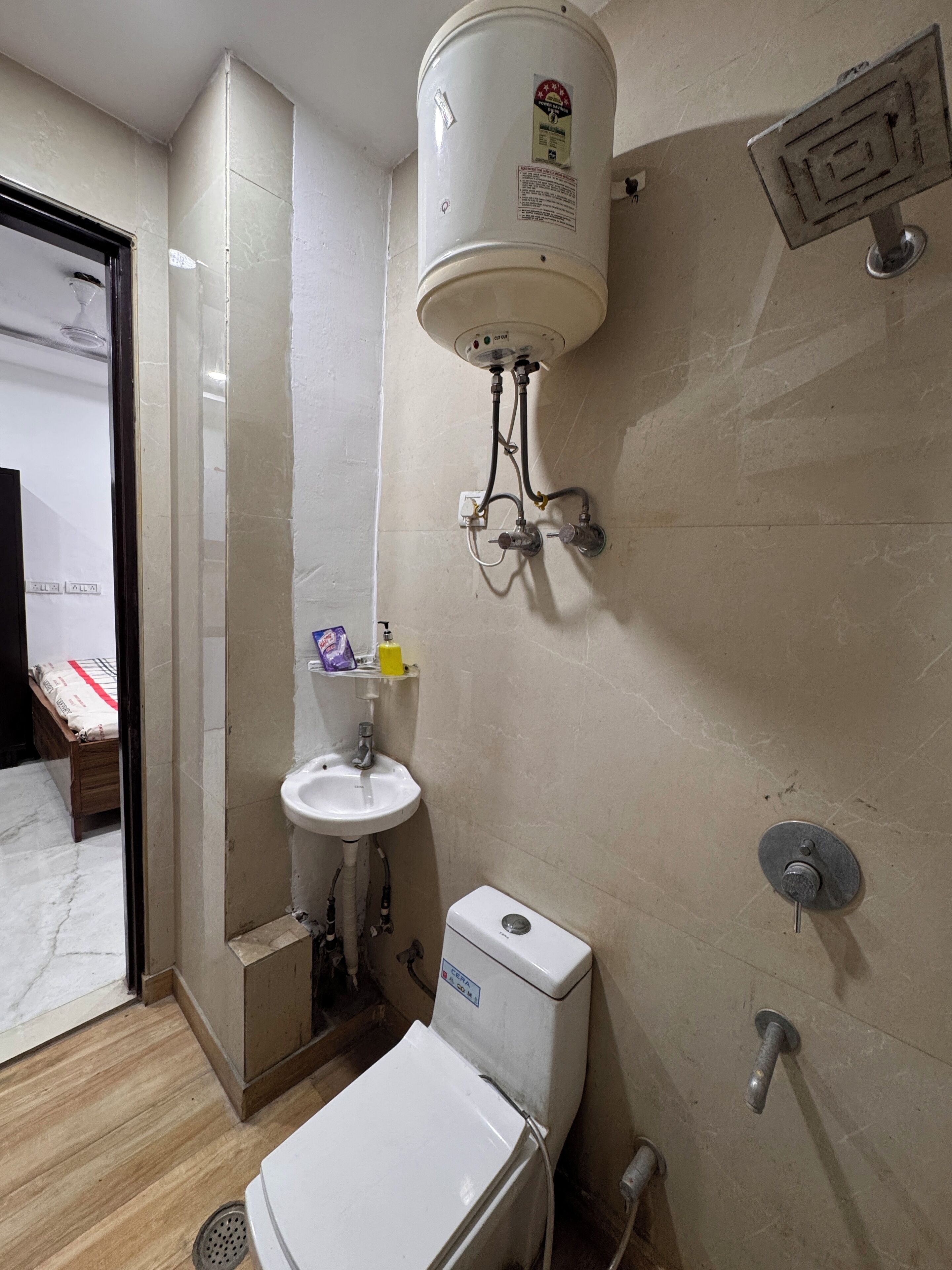 Dusch, handdukar, tvål och toalettpapper