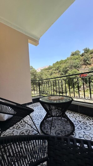 Deluxe Studio, Balcony, Mountain View | Private kitchen | Espresso maker, electric kettle - Kasbah Itran Appart (Sti Fadma)
