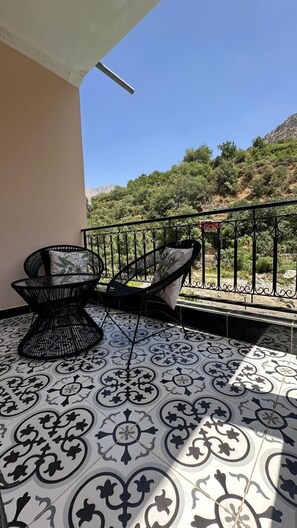 Deluxe-Studio, Balkon, Bergblick | Terrasse/Patio